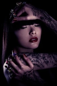 Portrait beauté joaillerie tatouages maquillage asiatique