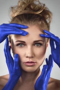 Portrait beauté artistique avec quatre mains bleus